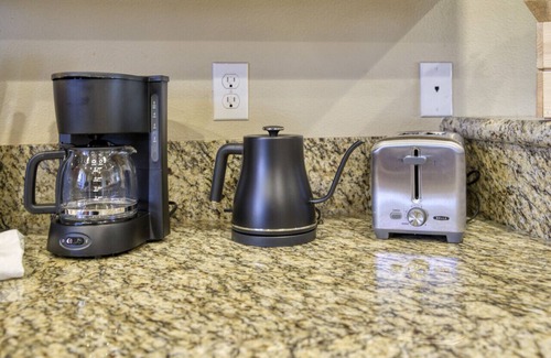 Old Southwest Apartamento | High-End Midtown Home w/ Fireplace & Ensuite Baths