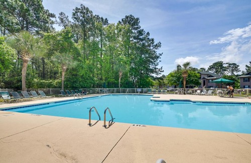 Pawleys Island Apartamento | High-End Pawleys Island Condo with Porch and Pools!