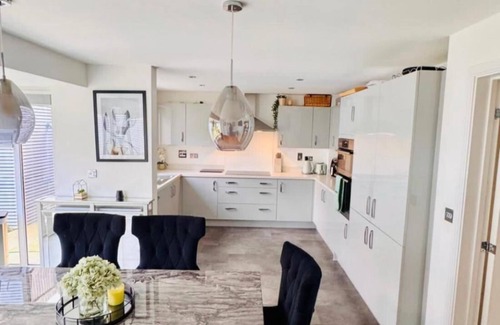 Ebbsfleet Valley Casa | HIGH END Spacious 4 Bed House - Free parking