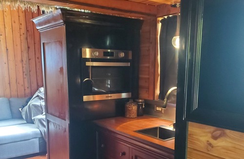 Port Ludlow Cama Y Desayuno | High end tiny home with tons of light, exposes serene views of mature forests.