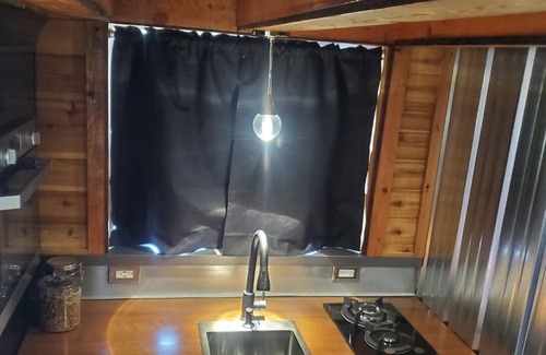 Port Ludlow Cama Y Desayuno | High end tiny home with tons of light, exposes serene views of mature forests.