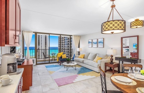 Waikiki Apartamento | High Floor Ocean View Condo (King Bed and Parking)