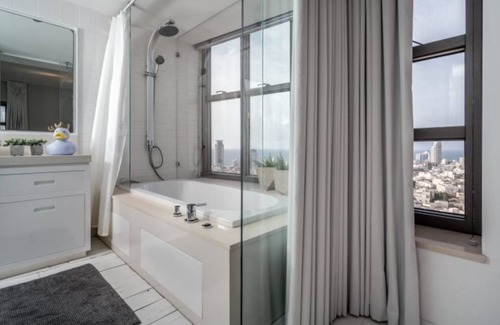 Tel Aviv City Center Condominio | High Floor Sea View Serviced Building