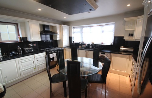 Hillingdon Casa | High Gables House -A Spacious Four Bedroom home located in Uxbridge.