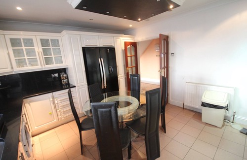 Hillingdon Casa | High Gables House -A Spacious Four Bedroom home located in Uxbridge.