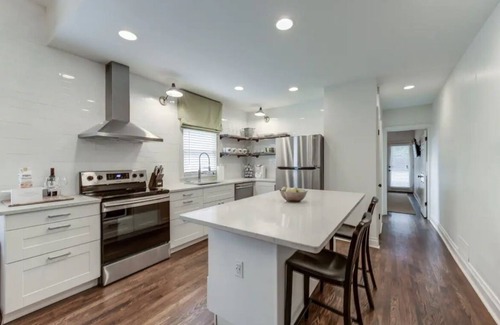 Midtown Casa | High Luxury Vacation Rental in Midtown- Gorgeous! Sleeps 6 w/ 2 full bathrooms!