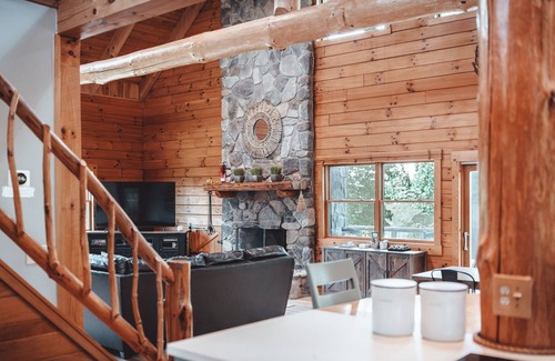 Rockbridge Cabina | High Meadows Lodge:Nature trails,Private 20+acres,Hot Tub,Fire Pit, Wifi