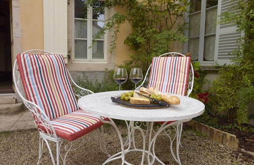 Meursault Apartamento | Chez Hall, La Petite Maison 17 de c charmimg Cottage, pueblo Meursault, 2 plazas