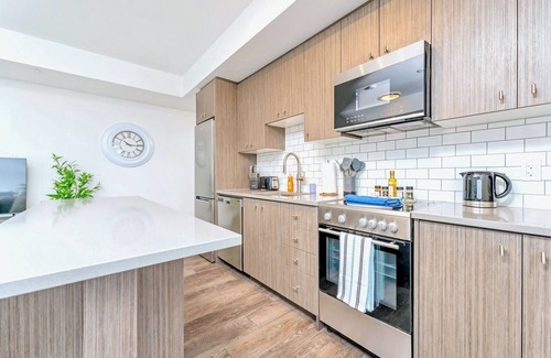 Kitchener Apartamento | High Rise Condo w Balcony & Breathtaking Views