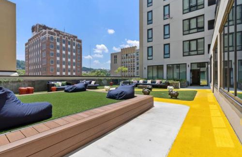 Five Points South Apartamento | High-Rise Living Sleek n Cozy Minutes from UAB