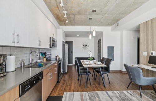 Five Points South Apartamento | High-Rise Living Sleek n Cozy Minutes from UAB