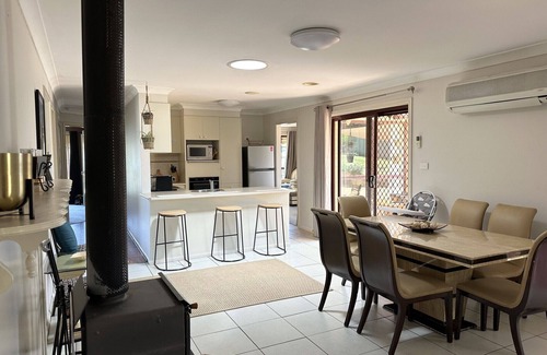 Orange Casa | High side Oasis - 4 bedroom home. Family and pet friendly! Sleeps 8+