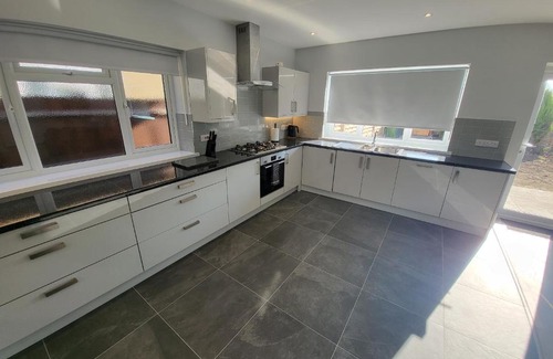 Coombe Vale Apartamento | High Spec Large 6 Bedroom House!