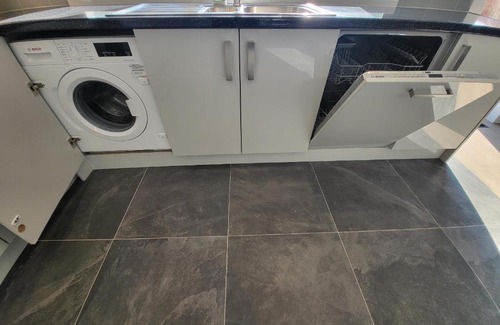 Coombe Vale Apartamento | High Spec Large 6 Bedroom House!