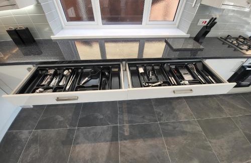 Coombe Vale Apartamento | High Spec Large 6 Bedroom House!