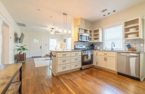 East Memphis Casa | High Speed Internet-Coffee Bar-Large Private Yard-Cozy
