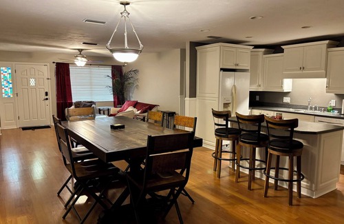 High Springs Casa | High Springs Hideaway – 4BR w/ Pool & Bar Near Springs & UF Walk to Town