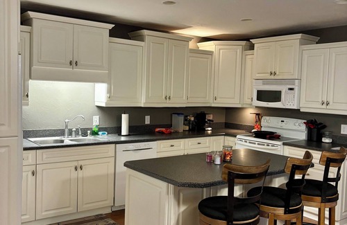 High Springs Casa | High Springs Hideaway – 4BR w/ Pool & Bar Near Springs & UF Walk to Town