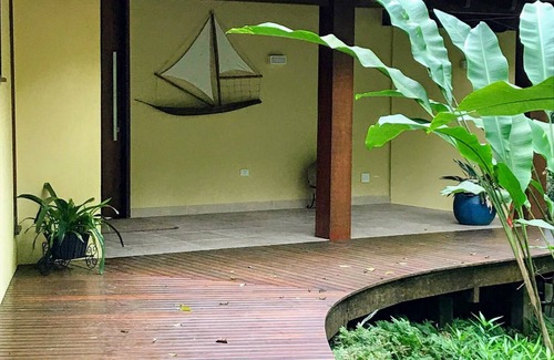 Pedra Verde Casa | Casa alto estándar, a pocos pasos de la playa Domingas Dias en condominio cerrado.
