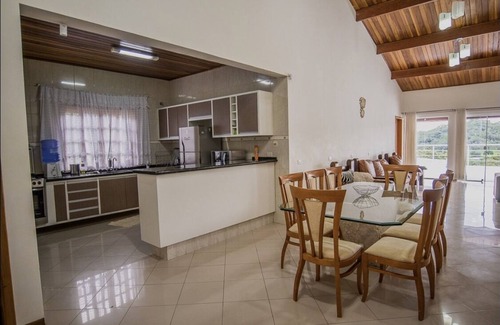 Jardim Flamboyant Casa | Casa de montaña de alto estándar con piscina climatizada.