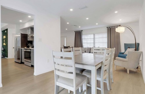 Central Naples Casa | High Tide - 3 Br Sleeps 6 - Private Pool - Games