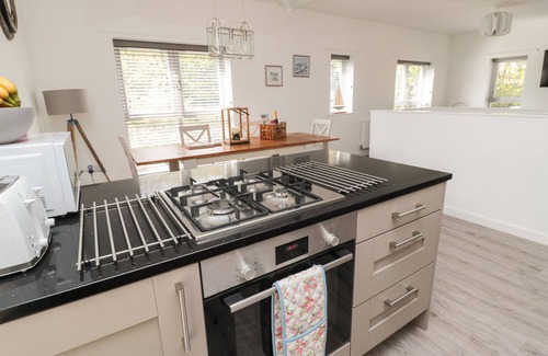 Craster Cabaña | HIGH TIDE HOUSE, pet friendly, with a garden in Craster