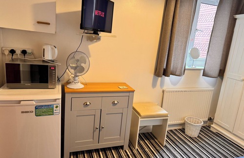 Horley Casa | High Trees Gatwick Guest House