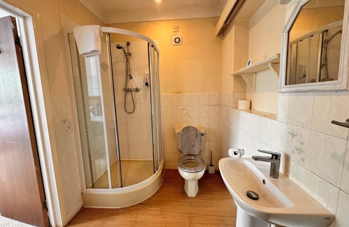 Horley Casa | High Trees Gatwick Guest House