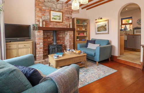 Penrhyn Bay Cabaña | HIGH VIEW COTTAGE, pet friendly, with open fire in Penrhyn Bay