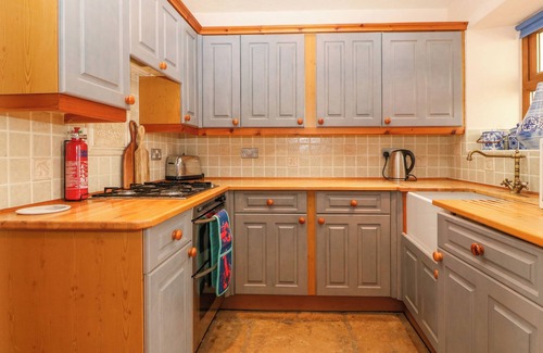 Penrhyn Bay Cabaña | HIGH VIEW COTTAGE, pet friendly, with open fire in Penrhyn Bay
