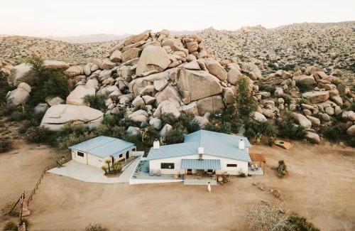 Pioneertown Casa | High West House A Boulder Filled Paradise