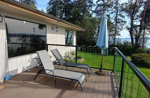 Camano Island Casa | Highbank sunsets! Pet friendly, huge yard, watch the eagles, whales and boats!
