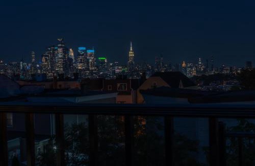 The Heights Apartamento | Highend Hideaway with rooftop and NYC views, 2 Kings beds, Sleeps 10, 20 PERCENT OFF