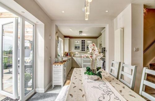 Hoole Casa | Highest Point in Chester: Hot Tub and Parking