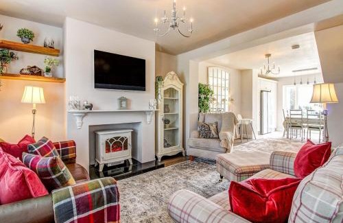Hoole Casa | Highest Point in Chester: Hot Tub and Parking
