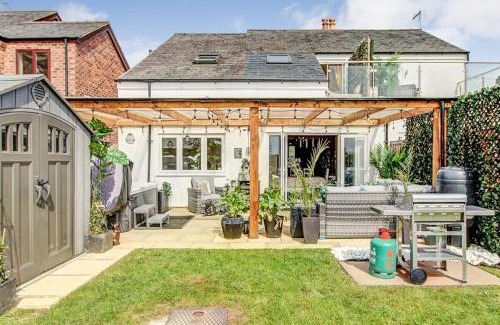 Hoole Casa | Highest Point in Chester: Hot Tub and Parking