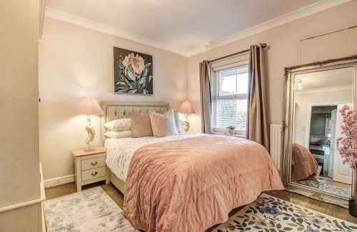 Hoole Casa | Highest Point in Chester: Hot Tub and Parking
