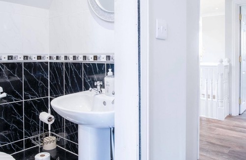Pembroke Dock Casa | Highfield - 5 Bedroom Holiday Home - Pembroke Dock