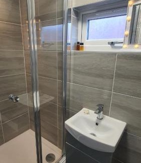 Wellingborough Casa | Highfield House - Parking, Private Bathroom, Serving Contractors, Santa Pod!