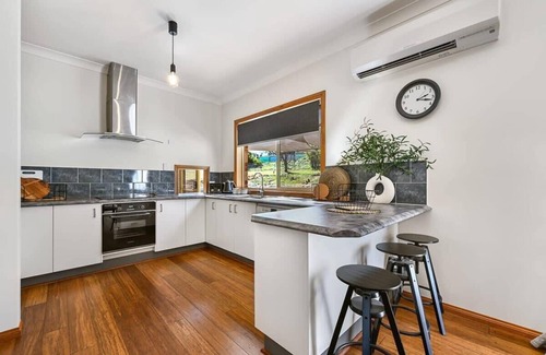 Robin Hill Casa | Highfields - Rural Entertainer with Valley Views