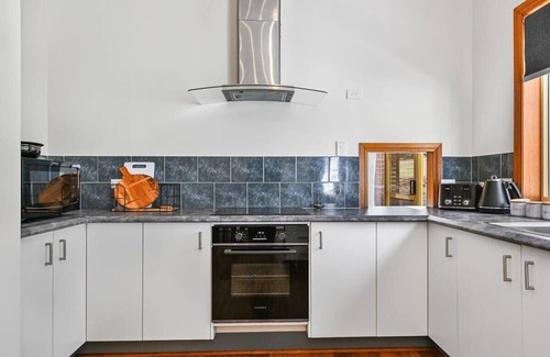 Robin Hill Casa | Highfields - Rural Entertainer with Valley Views
