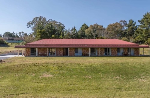 Robin Hill Casa | Highfields - Rural Entertainer with Valley Views