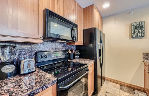 The Highlands Condominio | Highland Greens Lodge 210 1 Bedroom Condo by RedAwning