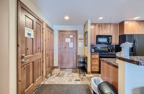 The Highlands Condominio | Highland Greens Lodge 210 1 Bedroom Condo by RedAwning