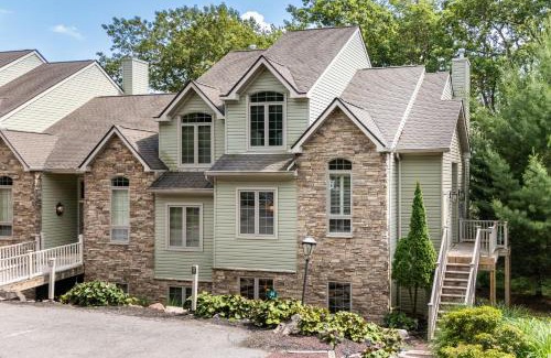 Lake Harmony Casa | Highland Hideaway by AvantStay Group Poconos Retreat w Patio Game Room