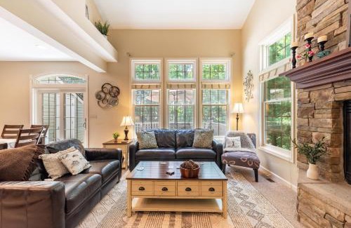Lake Harmony Casa | Highland Hideaway by AvantStay Group Poconos Retreat w Patio Game Room