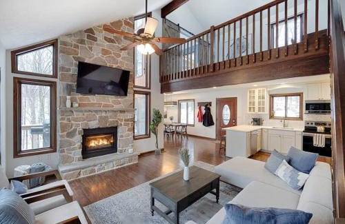East Stroudsburg Casa | Highland House: Lakefront, Hot Tub, Views, Private