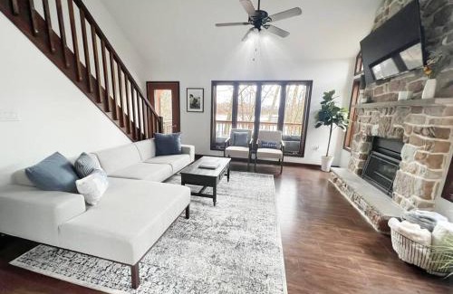 East Stroudsburg Casa | Highland House: Lakefront, Hot Tub, Views, Private