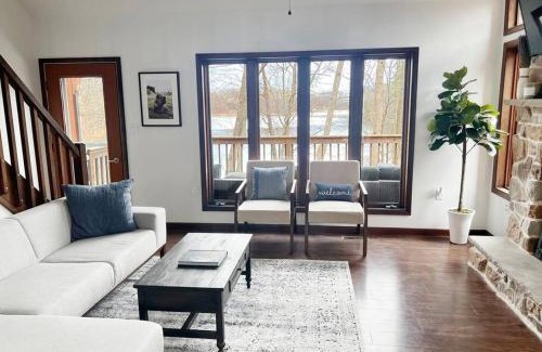 East Stroudsburg Casa | Highland House: Lakefront, Hot Tub, Views, Private