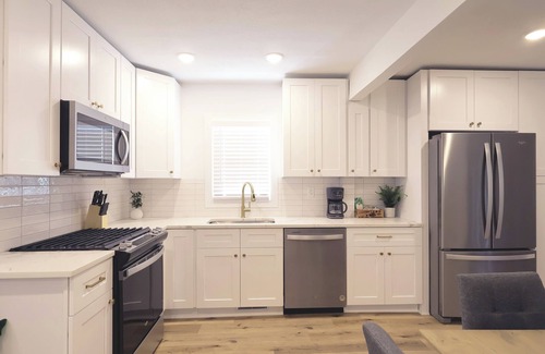 West Seventh Casa | Highland Park 3BR Family + Pet Friendly Retreat Close to MOA, Airport, Colleges
